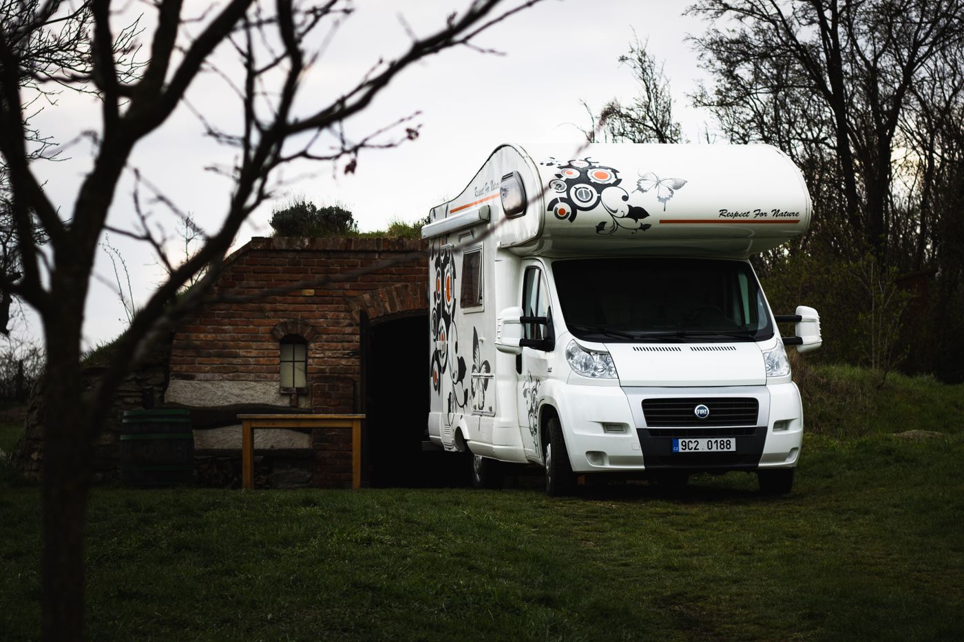 Campingbil parkert ved verksted for utbedring